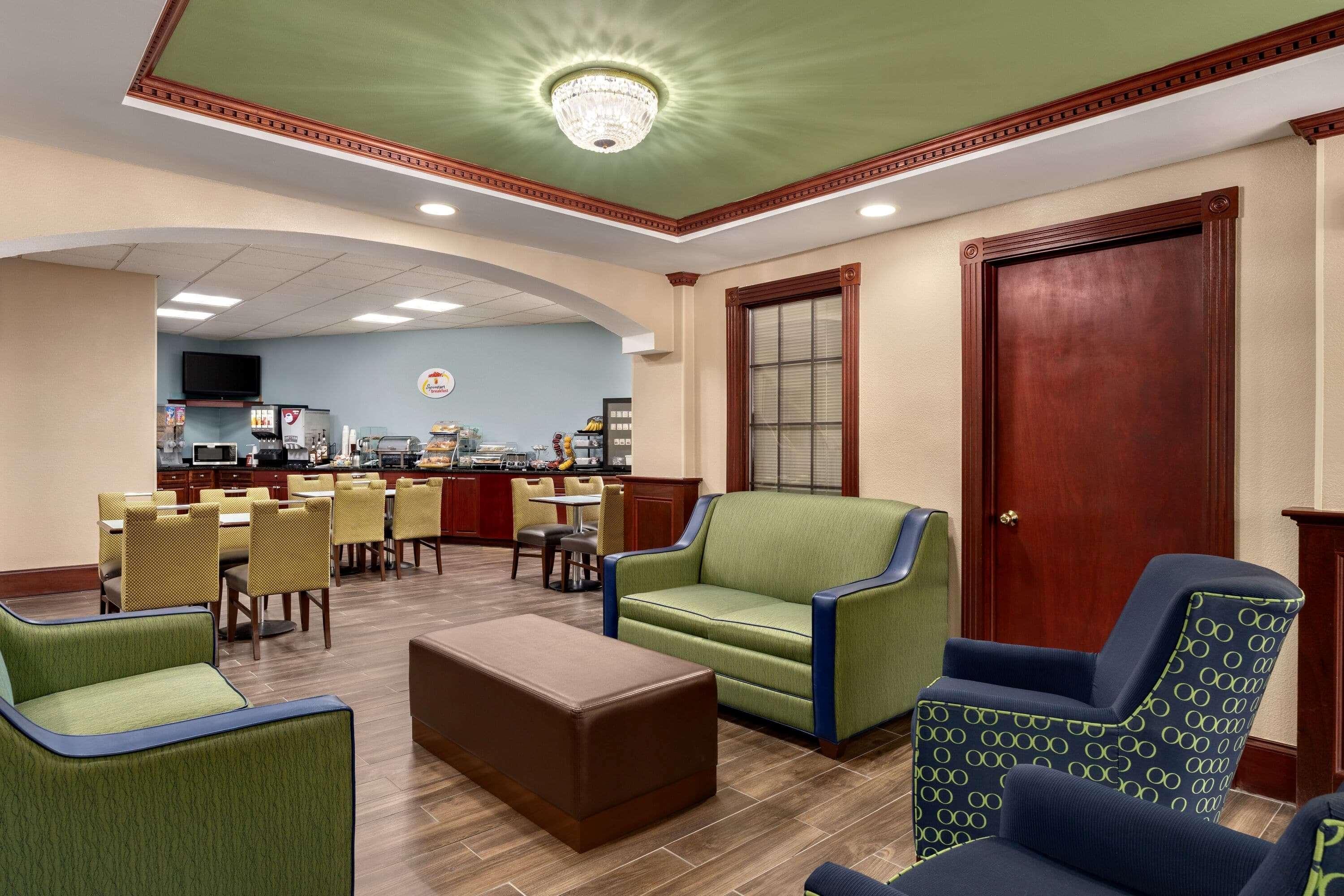 Super 8 By Wyndham West Greenwich/Providence Екстериор снимка